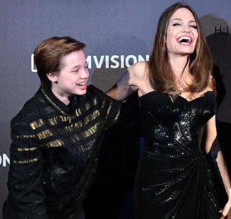 Angelina Jolie’s eldest daughter has grown from an awkward, braces-wearing tomboy into a striking symbol of a new generation of luxury beauty. Her transformation reflects changing styles, confidence gained with time, and the unique pressure of growing up in the global spotlight as cameras follow every stage of her life.